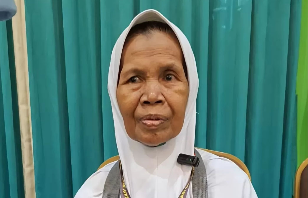 Diyem Wiryo Rejo, jamaah haji asal Kota Mojokerto yang berangkat haji dari hasil berjualan jamu keliling. (Dok/PPIH Embarkasi Surabaya)