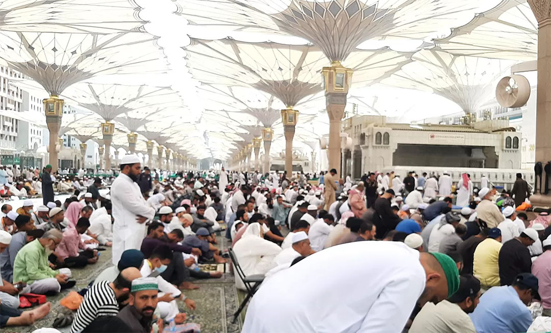 Jemaah Indonesia melaksanakan salat di Masjid Nabawi. (Dhimas Ginanjar/JawaPos.com)