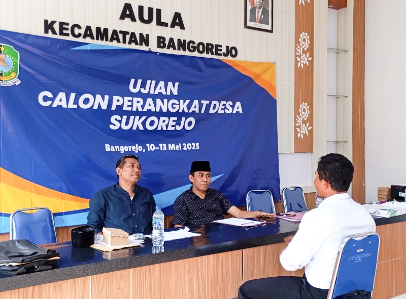 TES ULANG: Para mengikuti ujian dalam penjaringan perangkat Desa Sukorejo, Kecamatan Bangorejo di aula kantor Kecamatan Bangorejo pada Selasa (13/5).