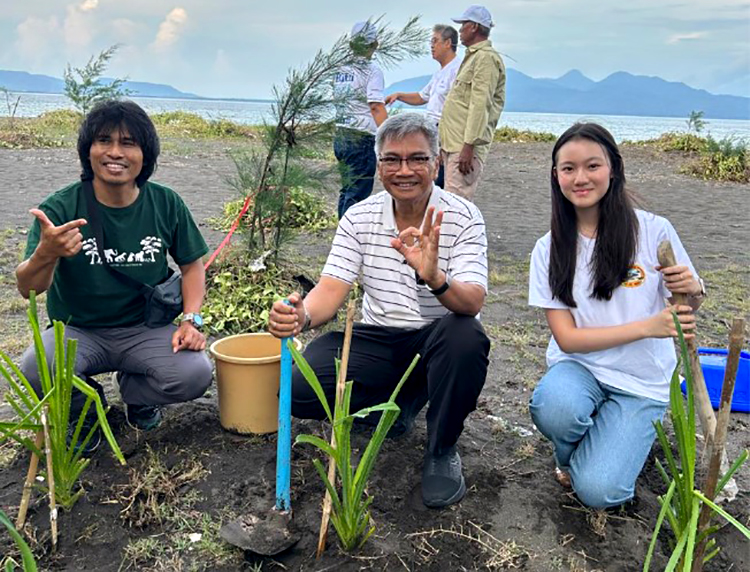 RELAWAN: Regina Ellana Go (kanan) menanam pandan laut di Pulau Santen, Banyuwangi, pada Kamis sore (15 Mei 2025).