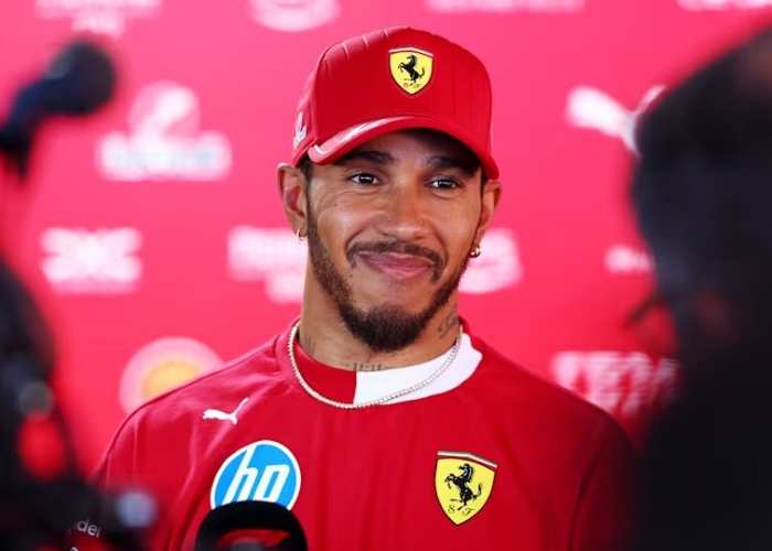 Lewis Hamilton tampil memukau di Met Gala 2025 dengan busana sarat makna leluhur.