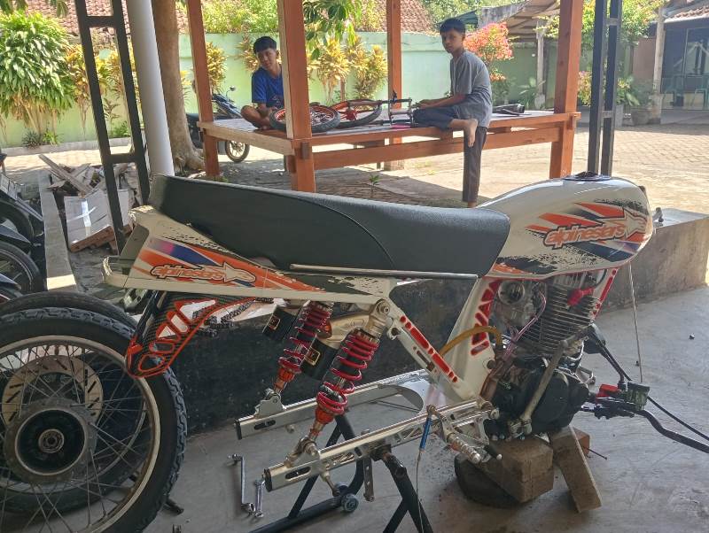 RACING: Motor Honda GL Pro dengan onderdil tidak standar dipreteli di Mapolsek Bangorejo Kamis (15/5).