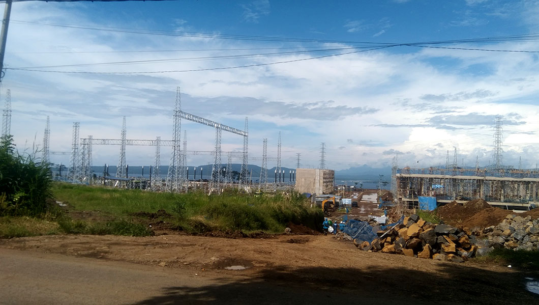 VIEW SELAT BALI: Pembangunan PLTS berkapasitas 100 MW di Lingkungan Secang, Kecamatan Kalipuro, masih berlangsung sampai Kamis (15/5).
