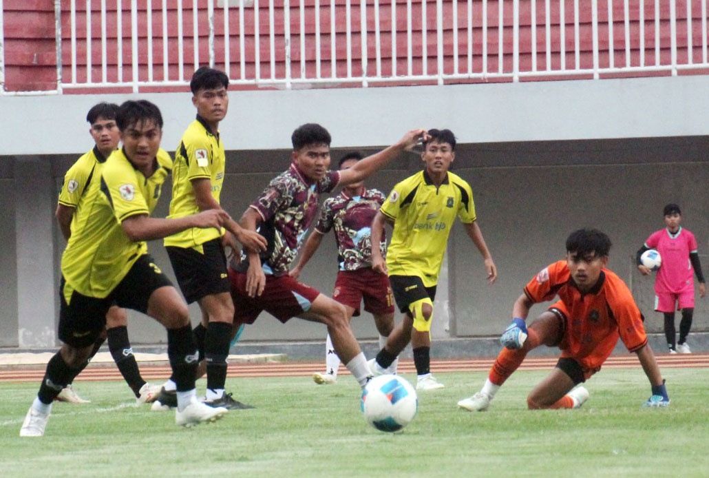 KALAH 2-4: Striker Persewangi Alfian Alfarid menembus lini pertahanan Persic Cilegon pada laga terakhir Grup B Liga 4 di Jogjakarta, Rabu (14/5) sore.