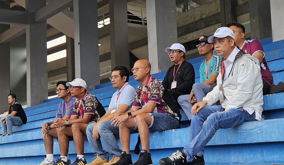 Purwo, Handoko, dan Michel saat nonton pertandingan Persewangi. (Fredy Rizky/Radar Banyuwangi)