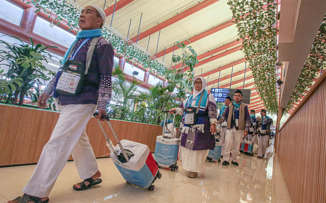 Sejumlah jemaah haji di fasilitas Makkah Route, Terminal 2F, Bandara Soekarno-Hatta, Tangerang, Kamis (8/5/2025). (Hanung Hambara/Jawa Pos)
