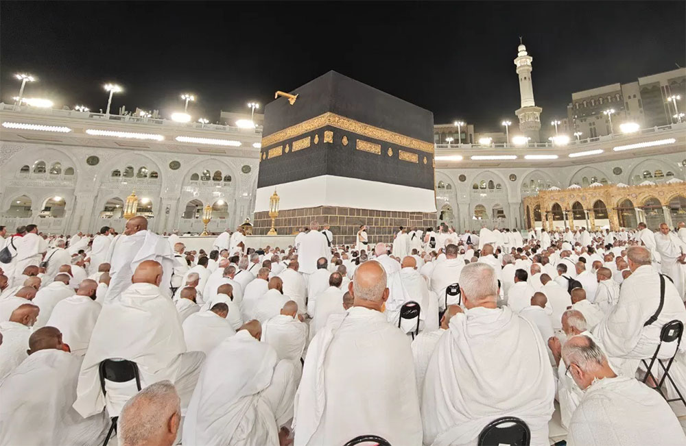 Jemaah yang dari berbagai negara bersiap menunaikan salat Isya di Masjidil Haram, Arab Saudi, Rabu (15/5). (Andika/MCH2025)
