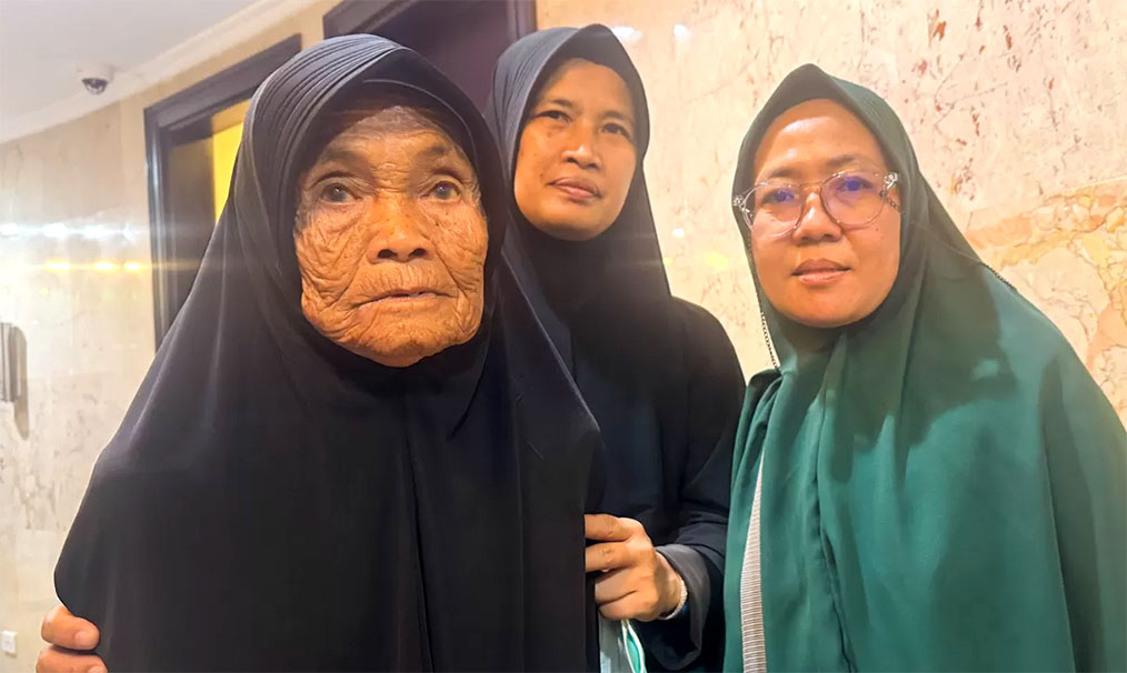Mbah Sutiah (kiri) bersama Liani dan Herlina. (Dhimas Ginanjar/JawaPos.com)
