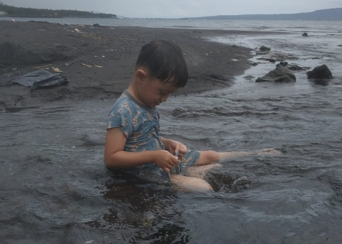 Penting mengawasi anak saat bermain di alam.