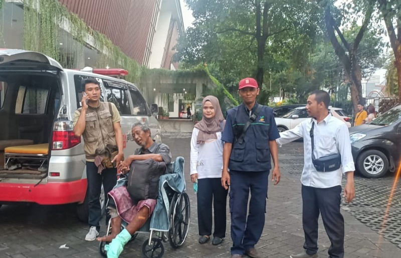 DIPULANGKAN: Sahar (duduk di kursi roda) akan dipulangkan ke Jember setelah dirawat di RSUD Genteng pada Rabu (14/5).