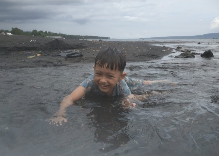 Anak-anak bebas bermain di alam.