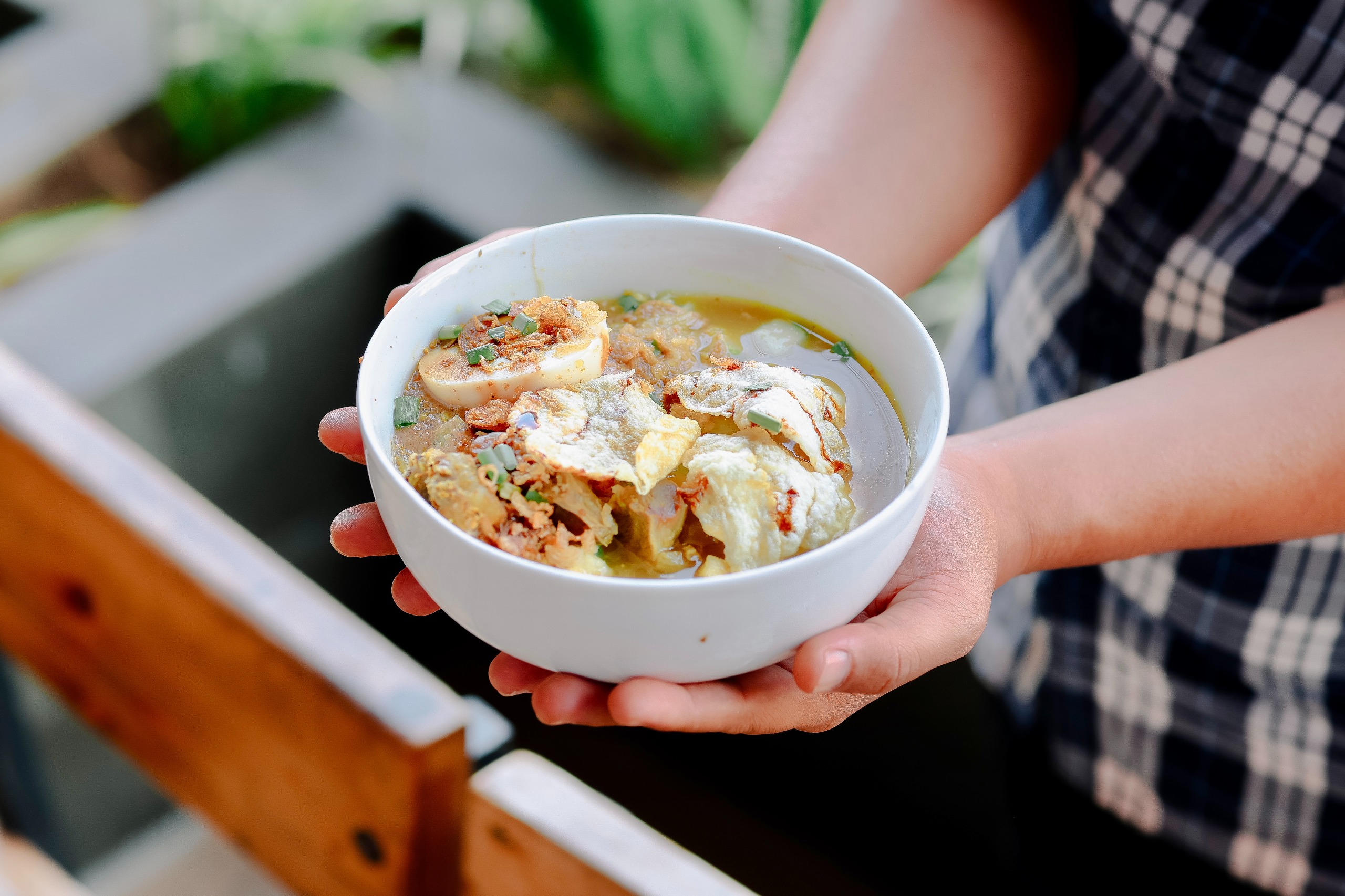 Rujak soto, memang terdengar aneh pada awalnya. Setelah dicoba, baru tahu nikmatnya!!