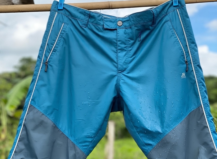 Celana waterproof.