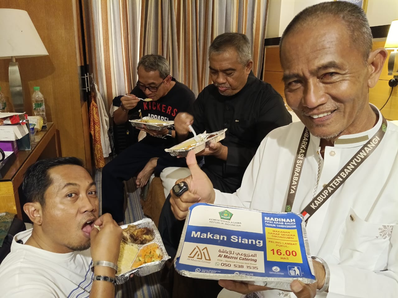 JCH kloter 44 yang tergabung dalam KBIHU Sabilillah Banyuwangi saat menyantap menu makan siang, di Daar Al Eiman, Madinah, Jumat (16/5).