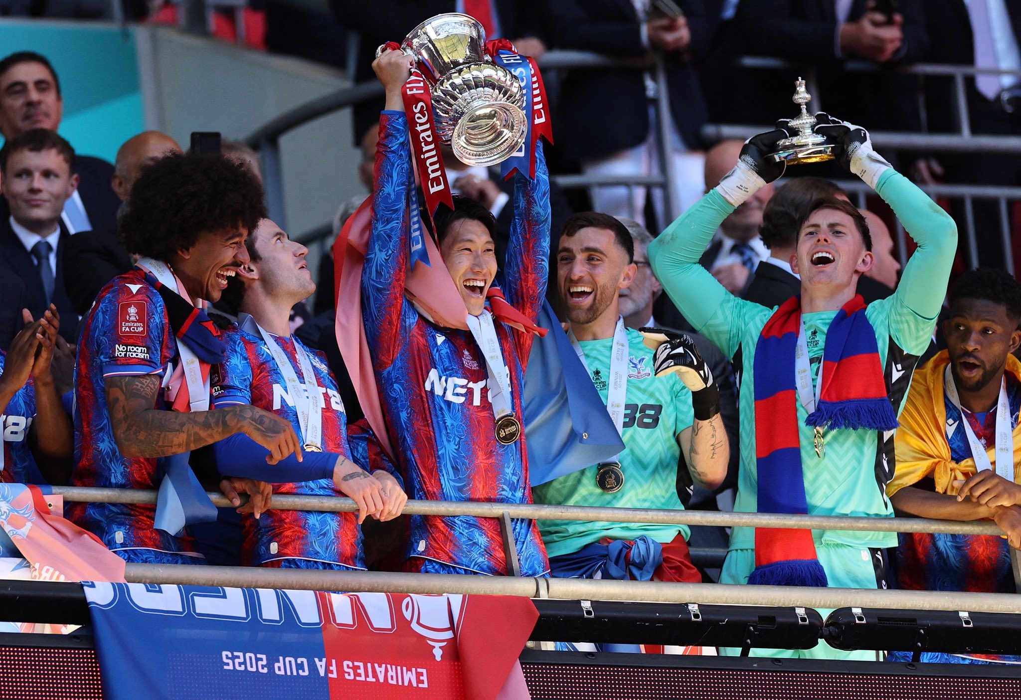 JUARA: Crystal Palace menundukkan Manchester City di final dan berhak tampil di Liga Eropa musim depan