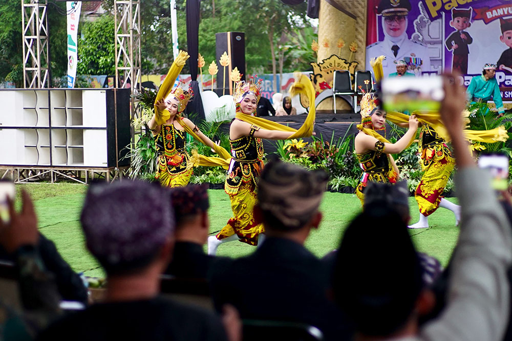 Para pelajar menampilkan tari tradisional Banyuwangi dalam Festival Padhang Ulanan di RTH Karangharjo, Kecamatan Glenmore, Sabtu (17/5).