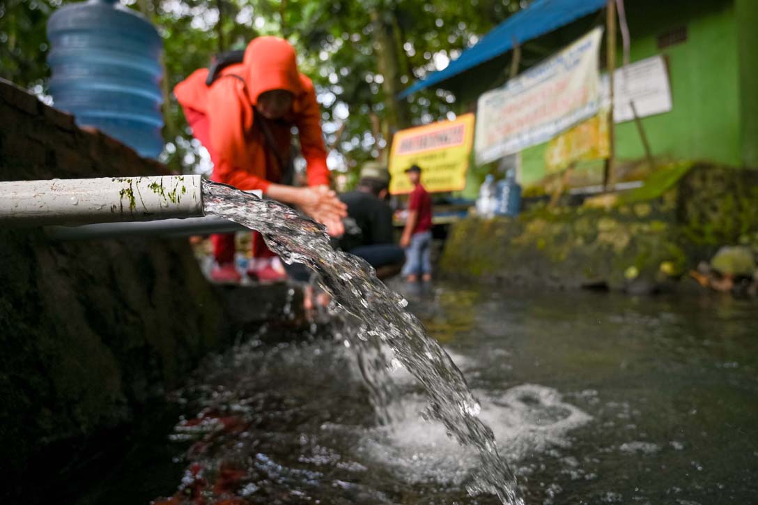 BENING DAN SEGAR: Warga lokal dan pengunjung lintas daerah berlomba-lomba mengambil air dari Sumber Penawar di Desa Ketapang, Kalipuro, Minggu (18/5).