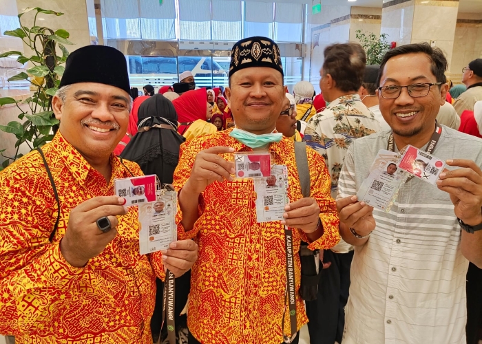 Jamaah KBIHU Sabilillah Banyuwangi kloter 44 saat menerima kartu nusuk, Senin (19/5).