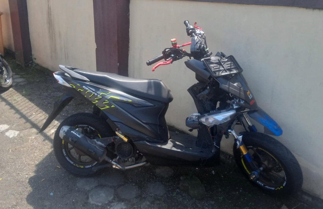 BARANG BUKTI: Motor Honda Beat yang dinaiki tiga korban diamankan di Mapolsek Muncar, Minggu (18/5).