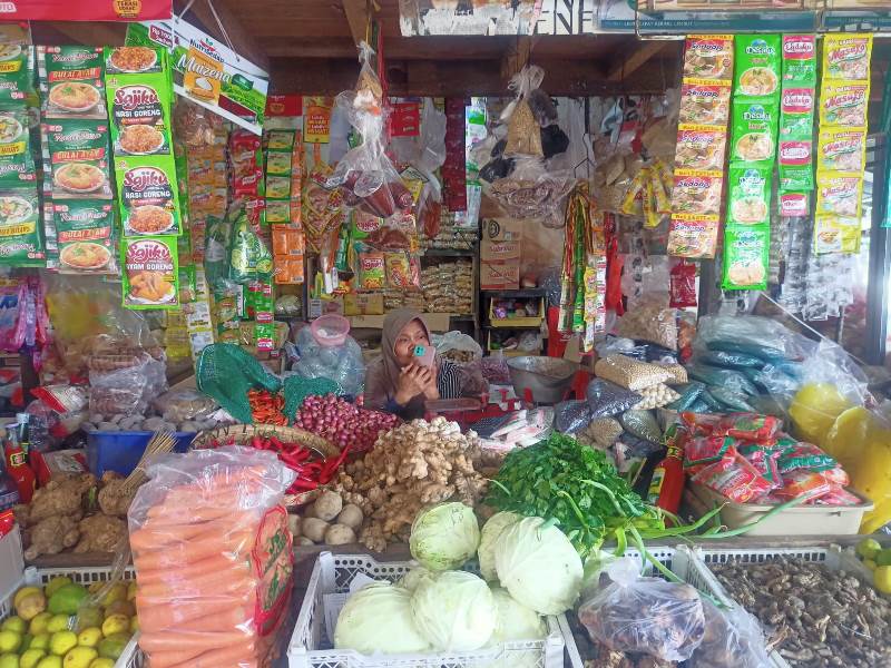 MENJAJAKAN: Salah satu pedagang di Pasar Rogojampi sedang menunggu pelanggannya Minggu (18/5).