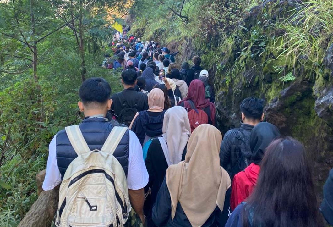 RAMAI: Para wisatawan memadati jalur pendakian Ijen pada Minggu (11/5).