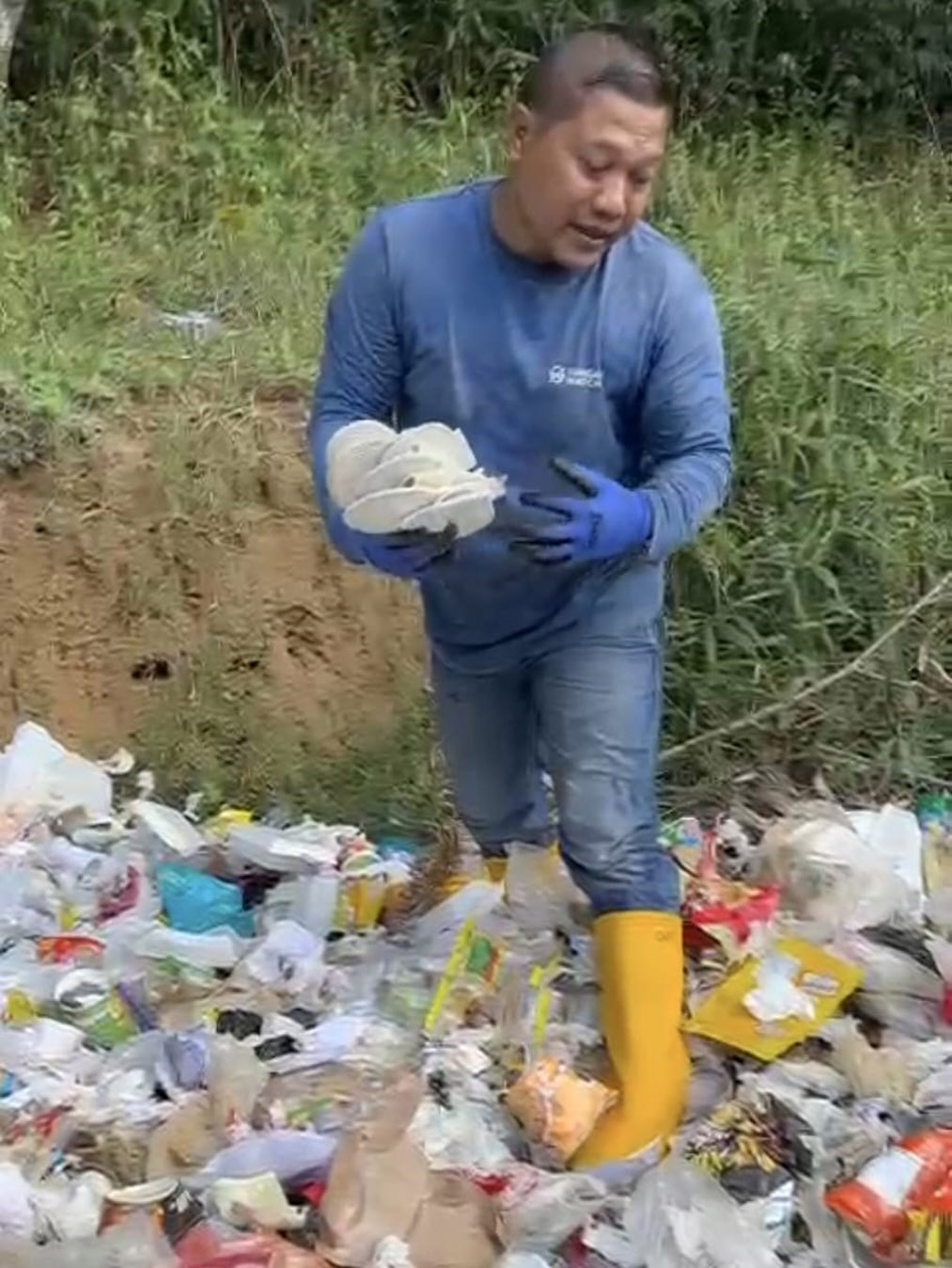 PENUH SAMPAH: Sungai Watch membersihkan salah satu tanah di Kelurahan Bulusan yang digunakan sebagai tempat pembuangan sampah, Jumat (16/5)