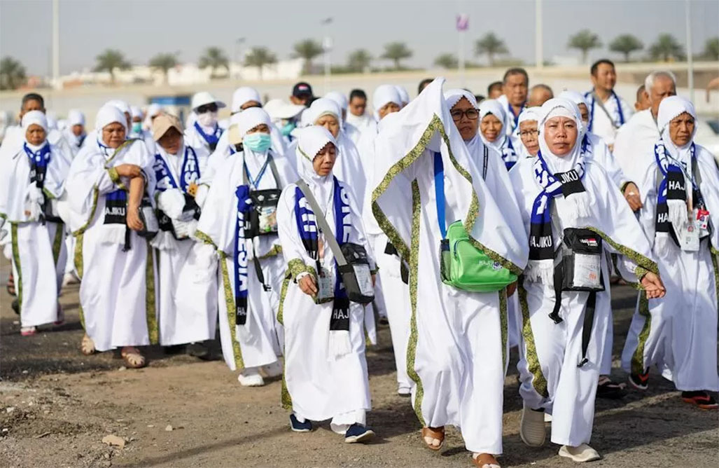Calon jemaah haji Indonesia saat di Bir Ali. Mereka sudah mengenakan kain ihram dari hotel untuk mempercepat proses. (Dhimas Ginanjar/JawaPos.com)