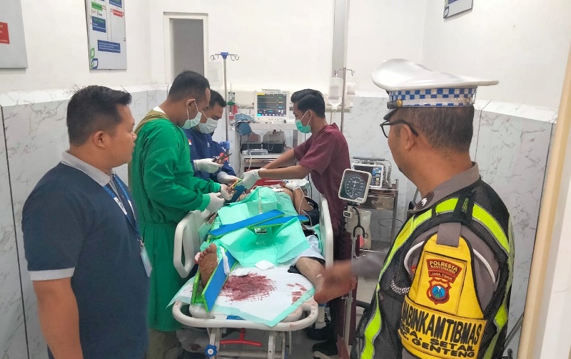 TRAGIS: Anggota Unit Lantas Polsek Genteng Aipda George AS melihat kondisi Dedi Kurniawan yang dirawat di RSU Bhakti Husada, Krikilan, Glenmore, Minggu (18/5)