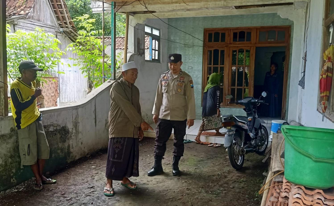 OLAH TKP: Anggota Polsek Mlandingan meninjau lokasi pencurian sepeda motor di di rumah  Supandi, 65, warga Desa Trebungan, Kecamatan Mlandingan, Minggu lalu (18/5).
