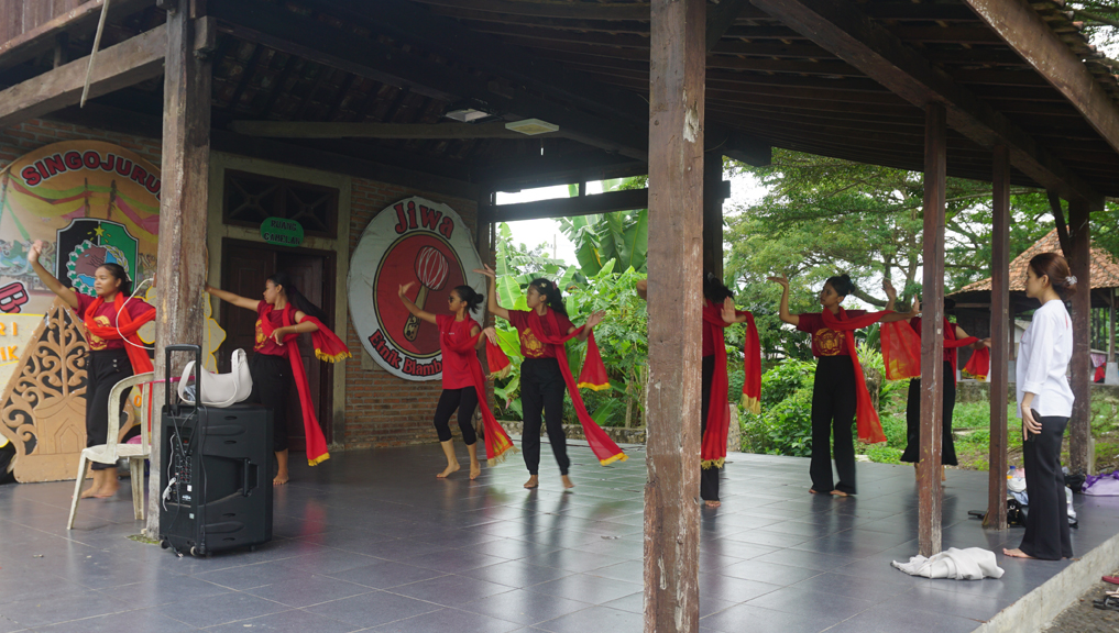 Anak-anak dari Sanggar Jiwa Etnik Blambangan (JEB) sedang berlatih tari gandrung modifikasi di Pendapa RTH Singojuruh, Minggu (18/5).