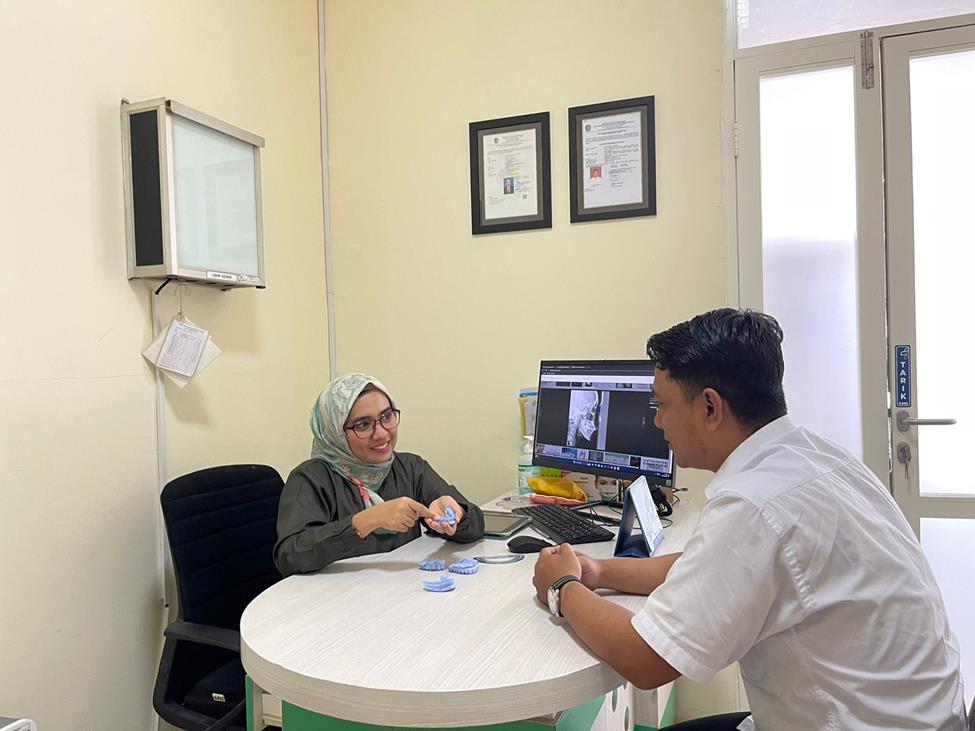 PELAYANAN: drg Iyanda Vemala SpOrt bersama pasien yang konsultasi gigi di RSU Bhakti Husada Krikilan, Kecamatan Glenmore.