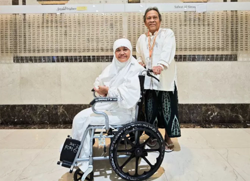 Endang Tri Nurniningsih (kiri) dan suaminya Khuyai Maksum di di Safwat Al Sharooq, Makkah, Arab Saudi, Senin (19/5). (MCH 2025)