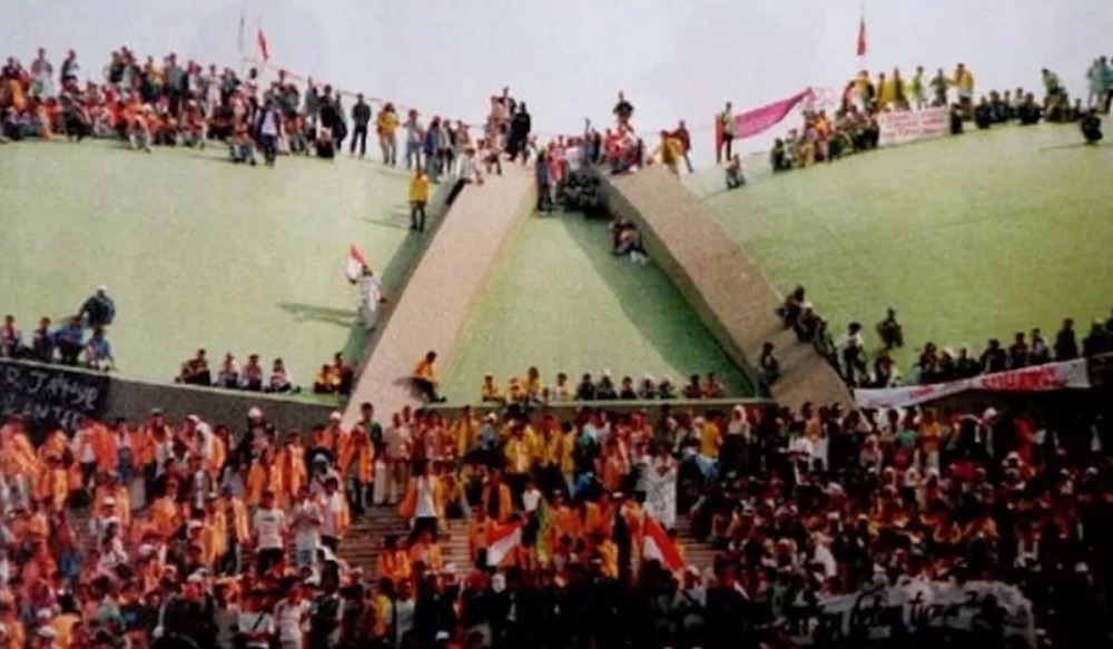 Ribuan mahasiswa berhasil menduduki gedung DPR Senayan, mereka menuntut reformasi dan pergantian rezim. (Jawa Pos)