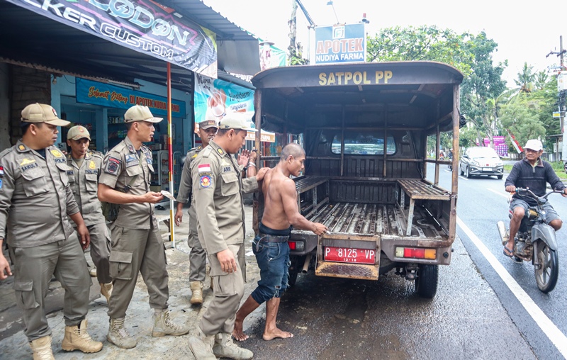 DIAMANKAN: Petugas Satpol PP BKO V Genteng mengamankan ODGJ M Yani di utara kampus Universitas Islam Ibrahimy, Genteng Senin (19/5)