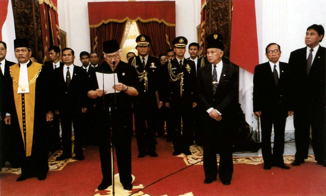 Presiden Soeharto menyampaikan pidato pengunduran dirinya sebagai Presiden Republik Indonesia di Istana Merdeka Jakarta, 21 Mei 1998. (Wikipedia)