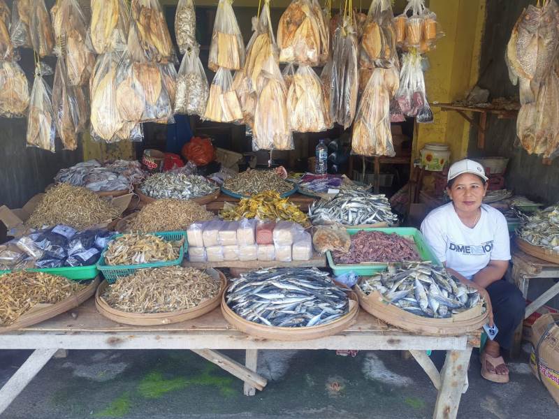 MELONJAK: Imbas cuaca buruk harga ikan di Pasar Brak Kalimoro Desa Kedungrejo, Kecamatan Muncar naik kemarin (20/5).