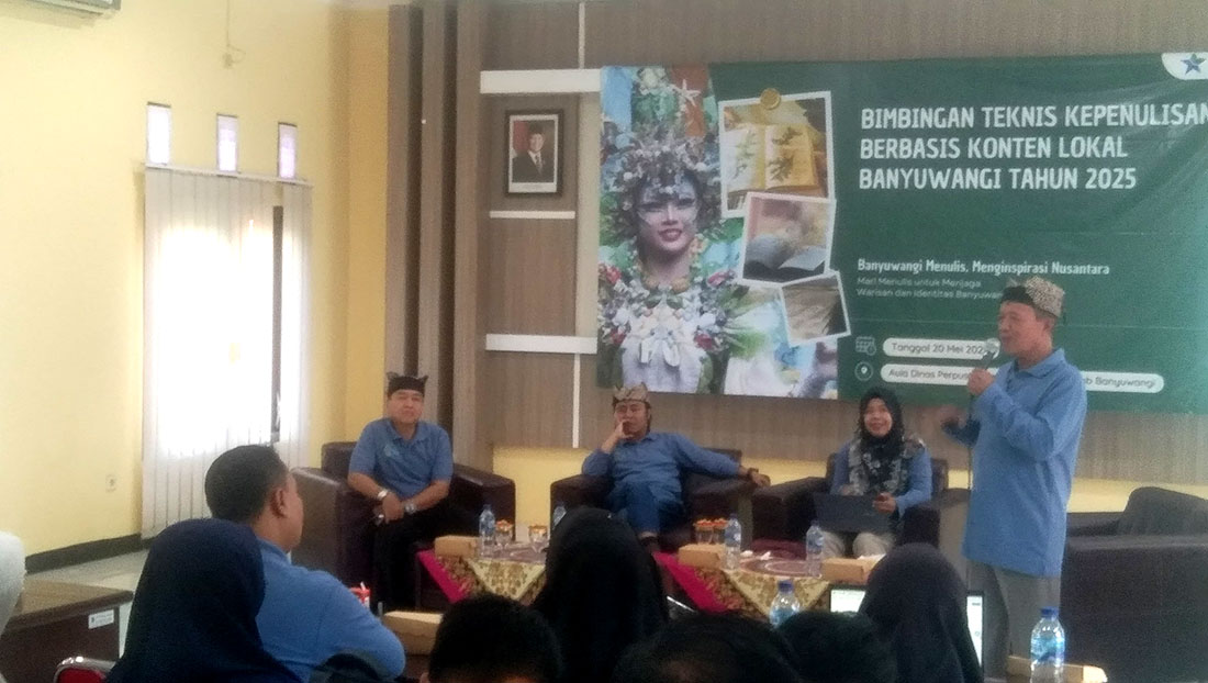 LITERASI: Suhalik memberikan materi kepada para peserta di aula Dispusip, Selasa (20/5).
