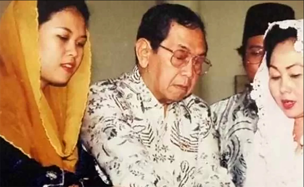 Gus Dur (tengah) semasa hidup. (Jawa Pos)