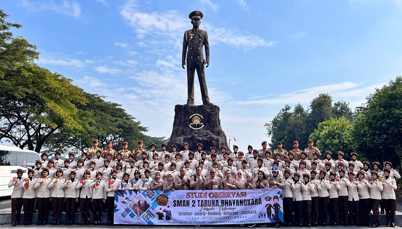 KUNJUNGAN: H. Mujib bersama para taruna Smadatara kelas XI saat kunjungan di Akademi Angkatan Laut (AAL) di Surabaya pada Minggu (18/5).