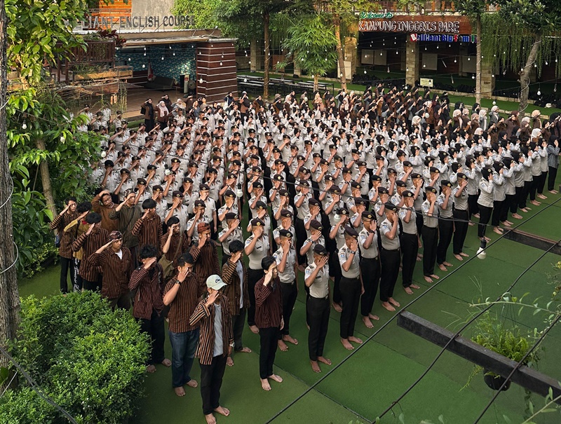 LEVEL UP: Para taruna Smadatara sebelum mengikuti English Camp di Kampung Inggris, Kediri kemarin (20/5).