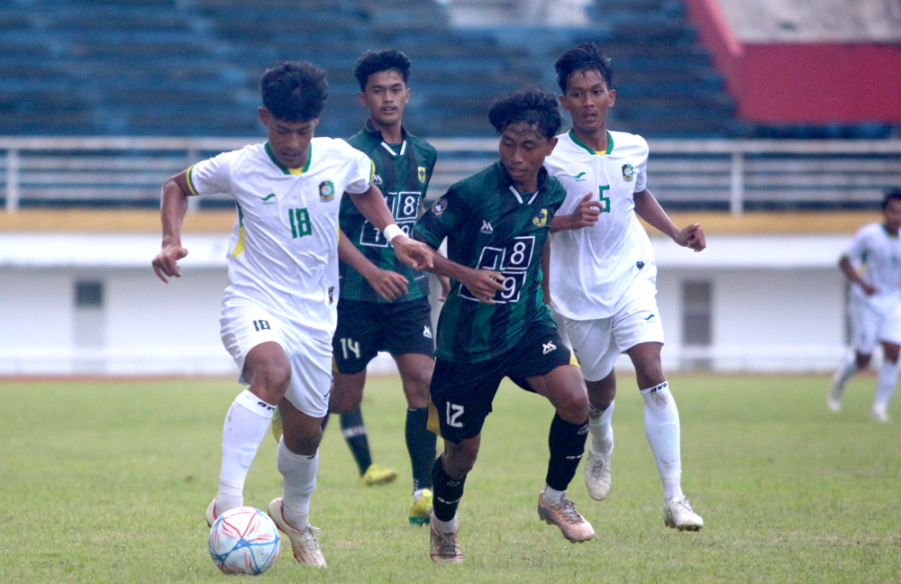 MENANG LAGI: Tim sepak bola putra Banyuwangi mengalahkan tim Bondowoso 1-0 pada Pra Porprov Jatim Zona 1 di Stadion Jember Sport Garden (JSG), Selasa (20/5).