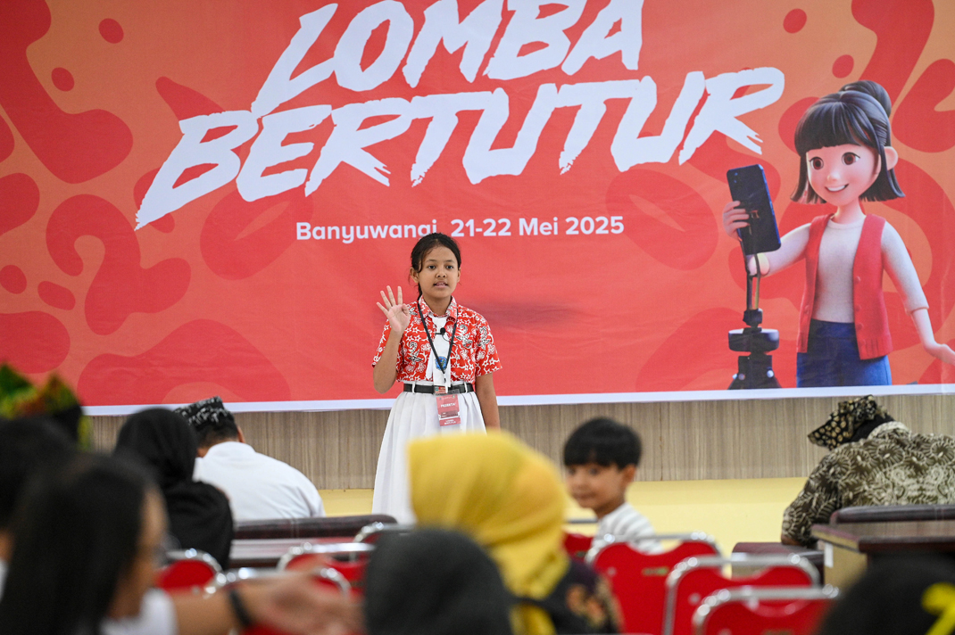 PENUH PENGHAYATAN: Peserta unjuk aksi pada final Lomba Bertutur di aula kantor Disperpusip Banyuwangi, Rabu (21/5).