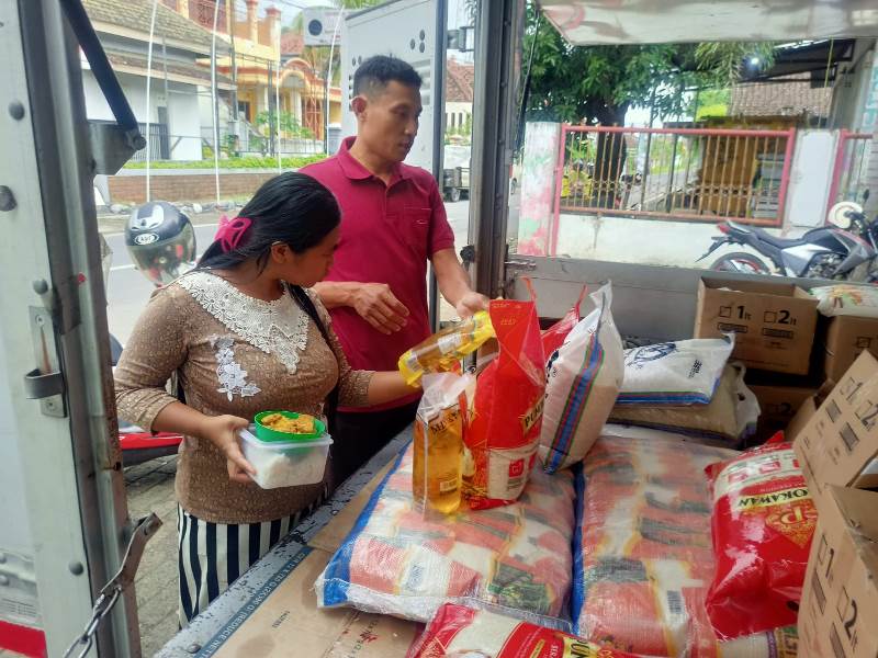 OPERASI PASAR: Bapokting dijual dengan harga HET di Kantor Desa Sambimulyo, Kecamatan Bangorejo kemarin (21/5).