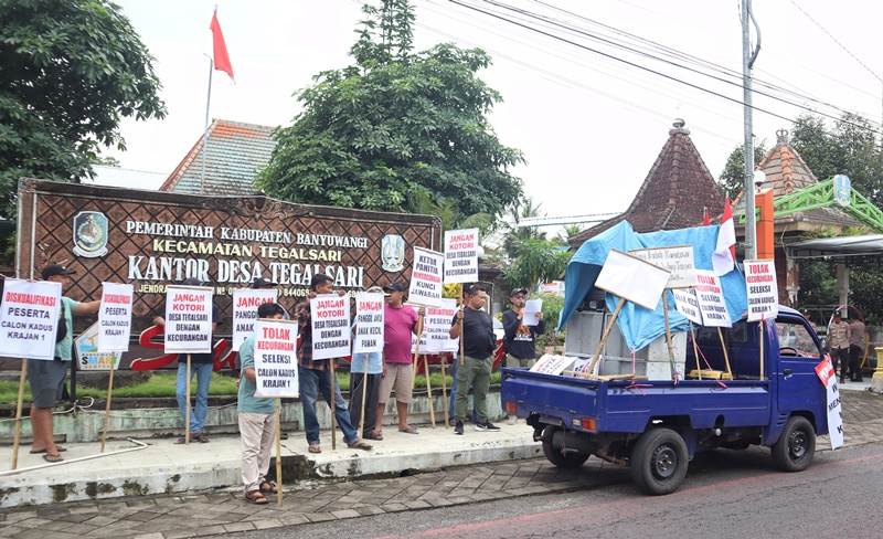 UNRAS: Puluhan warga Dusun Krajan 1, Desa/Kecamatan Tegalsari unjuk rasa di depan kantor desa yang menolak hasil penjaringan kepala dusun, Rabu (21/5).