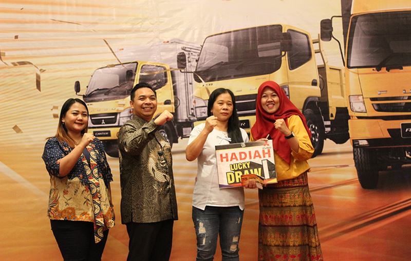 Nurdiana Member Marcom Dept. (kiri), Naufal M. Abidin (dua dari kiri), Dina Sri Astari (kanan) bersama Ibu Budi Santoso pemenang grand prize Fuso Gebyar 55th Anniversary Campaign di eLHotel Banyuwangi