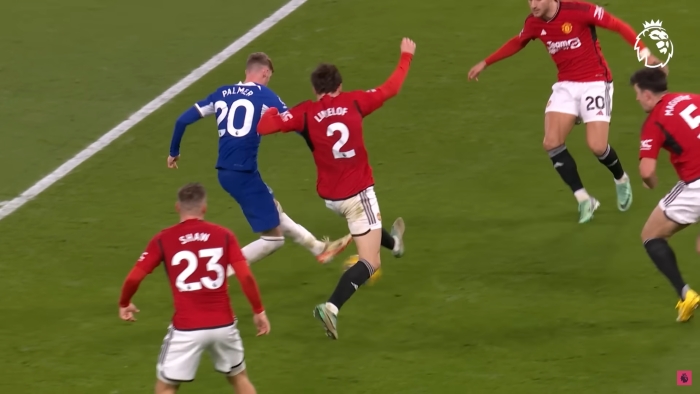 Cole Palmer merobek gawang Manchester United.
