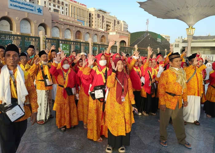 Jamaah haji KBIHU Sabilillah Banyuwangi saat pamitan kepada  Rasulullah SAW sebelum berangkat ke Makkah.