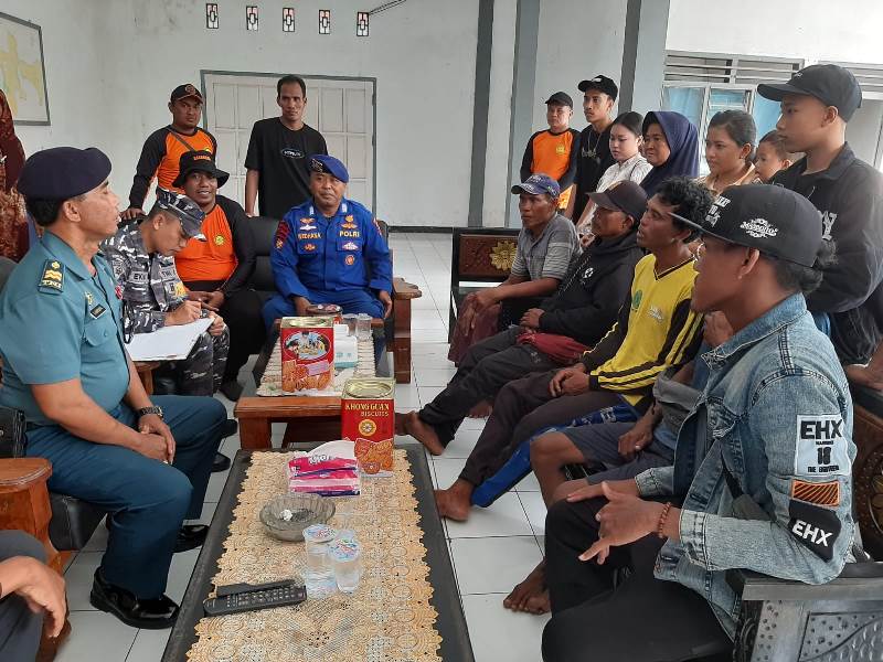 PENUH HARU: Keempat nelayan yang hilang (kanan) dijemput oleh keluarganya di Markas Pos TNI AL Muncar  Kamis (22/5).