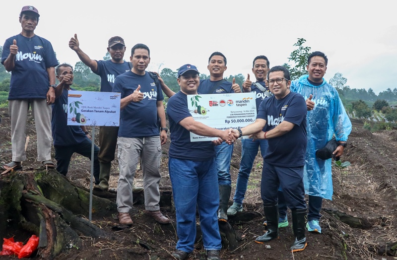 BUKTI BAKTI: Bank Mandiri Taspen, Errinto menyerahkan plakat TJSL kepada Direktur PT Alpukat Teratai Jaya, Mohammad Yazid Sofyan di lahan sosial milik Perhutani KPH Banyuwangi Barat.
