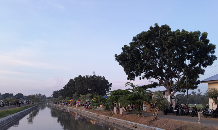 Ratusan orang berjalan santai di lokasi Burnik City, Kelurahan Dawuhan, Kecamatan/Kota Situbondo, Kamis (22/5).